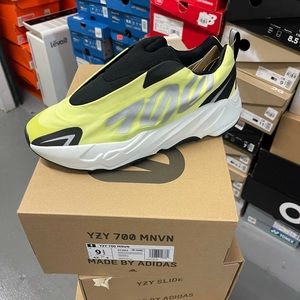 Adidas YZY 700 MNVN size 9.5 men yalow white